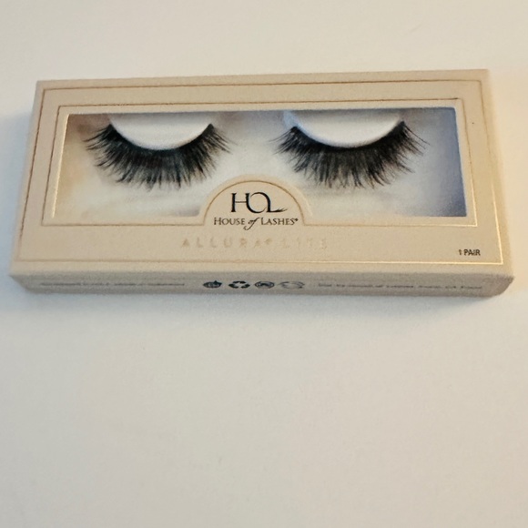 Triple Layer Lashes - Picture 3 of 5